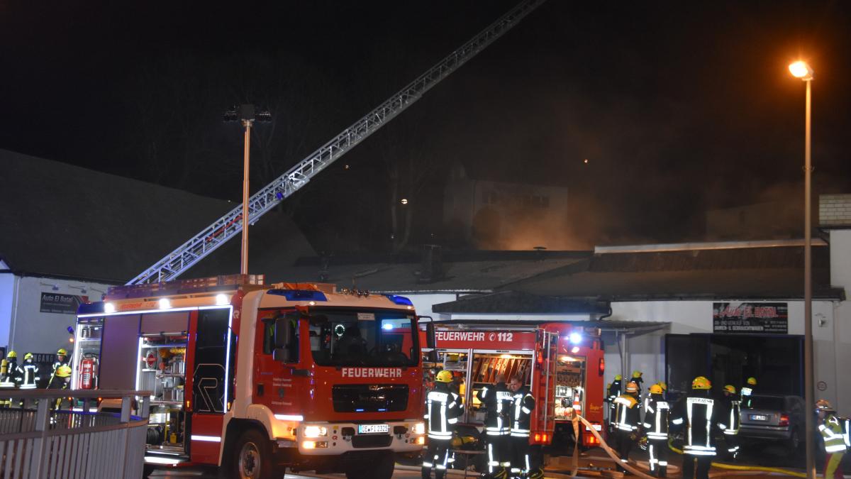 Etwa 130 Feuerwehrleute waren beim Brand eines Autohauses mit angeschlossener Werkstatt im Einsatz. von Nicole Voss