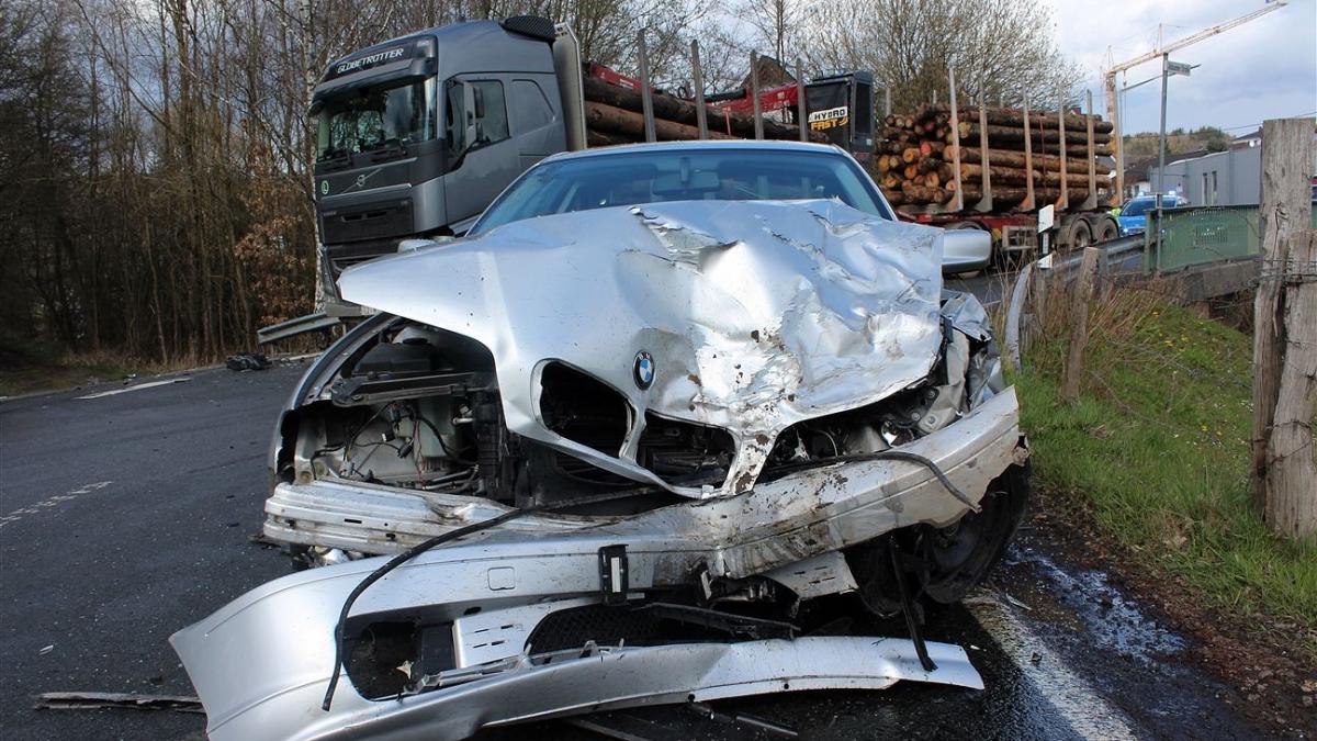 Schwer beschädigt wurde der BMW des 21-Jährigen beim Frontalzusammenstoß mit einem Lkw. von Polizei Olpe