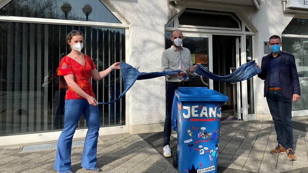 Eine Sammeltonne für ausgediente Jeans gibt es jetzt auch in Drolshagen. Sabrina Niklas, Andreas Wintersohl und Rainer Lange (von links) weihten sie ein. von privat