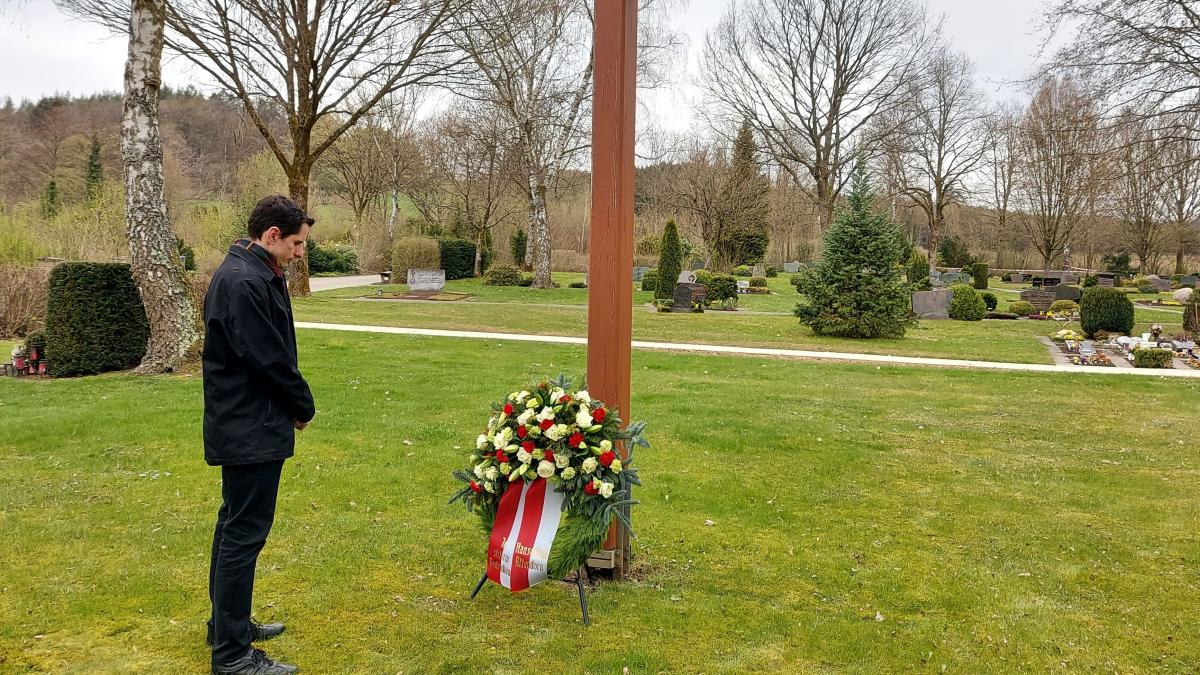 Bürgermeister Christian Pospischil legte einen Kranz für Corona-Opfer auf dem Attendorner Waldfriedhof nieder. von Hansestadt Attendorn
