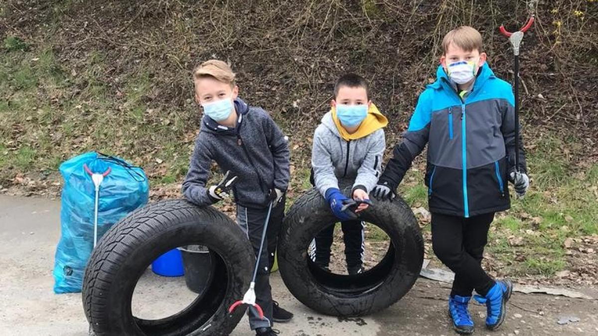 Die Kommunionkinder Meggen und Maumke warn am Tag der Sauberkeit im Haldengarten und im Industriegebiet unterwegs. von privat