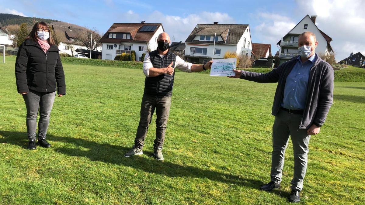 Stefanie Voß (Heldener Flohmarktteam) und Klaus Gabriel (Dorfverein Helden) übergeben stellvertretend  eine Spende an René Ortmann (m.) vom Circus Rondel. von privat