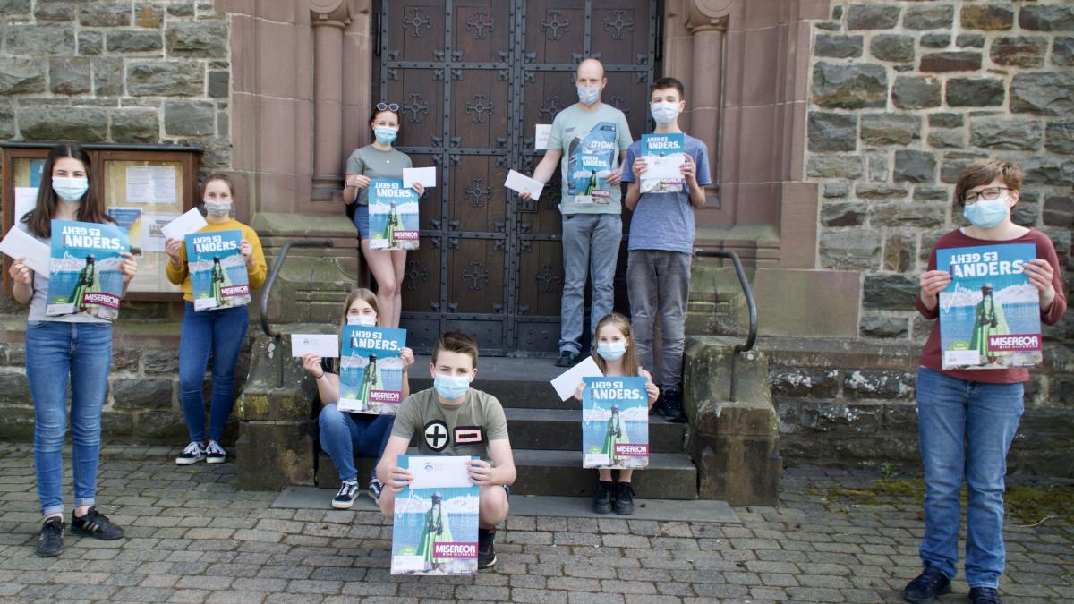 Uwe Reuter (hinten Mitte), der auch PGR-Vorsitzender ist, mit seinen Jugendlichen vor dem Kircheingang von St. Jodokus in Saalhausen. Alle mit einem Brief und dem aktuellen Plakat von Misereor in der Hand. Es geht auch anders: Das haben sie mit ihrer Aktion in Milchenbach und Saalhausen bewiesen. von privat