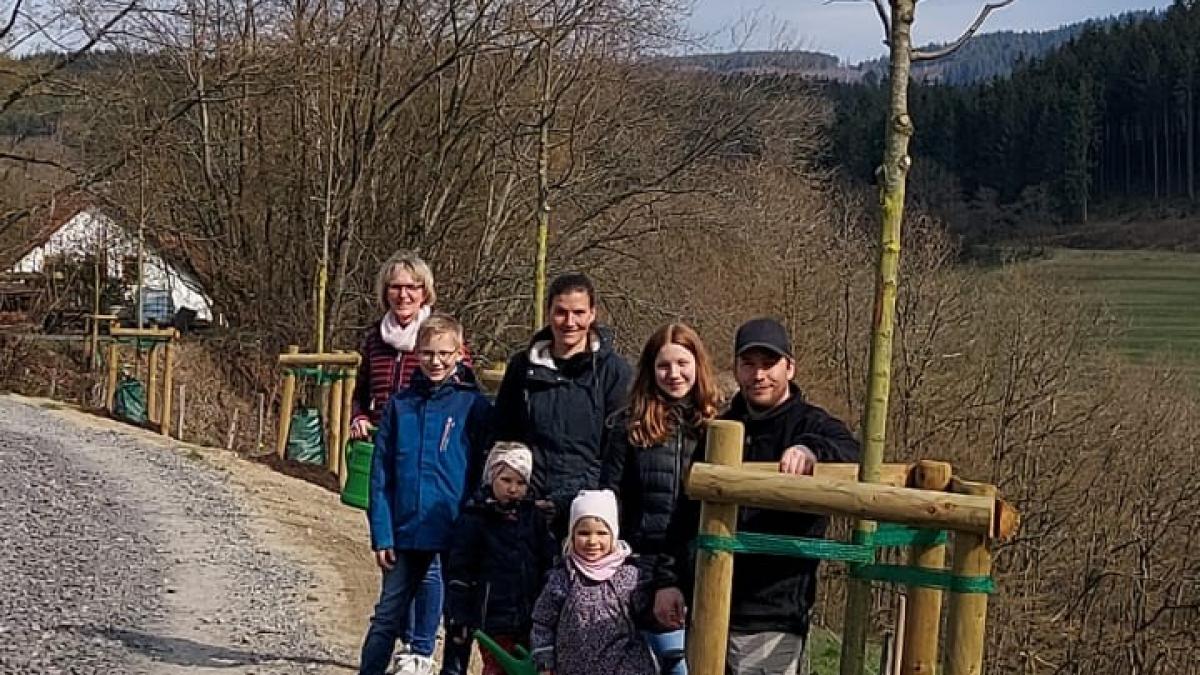 Rita Balve-Epe (CDU-Ratsfrau) und Familie Ewers (Mitinitiatoren, Häuslebauer und Imker) freuen sich schon jetzt auf das erste Grün der Linden und die bunten Wildblumen am Wegesrand. von privat