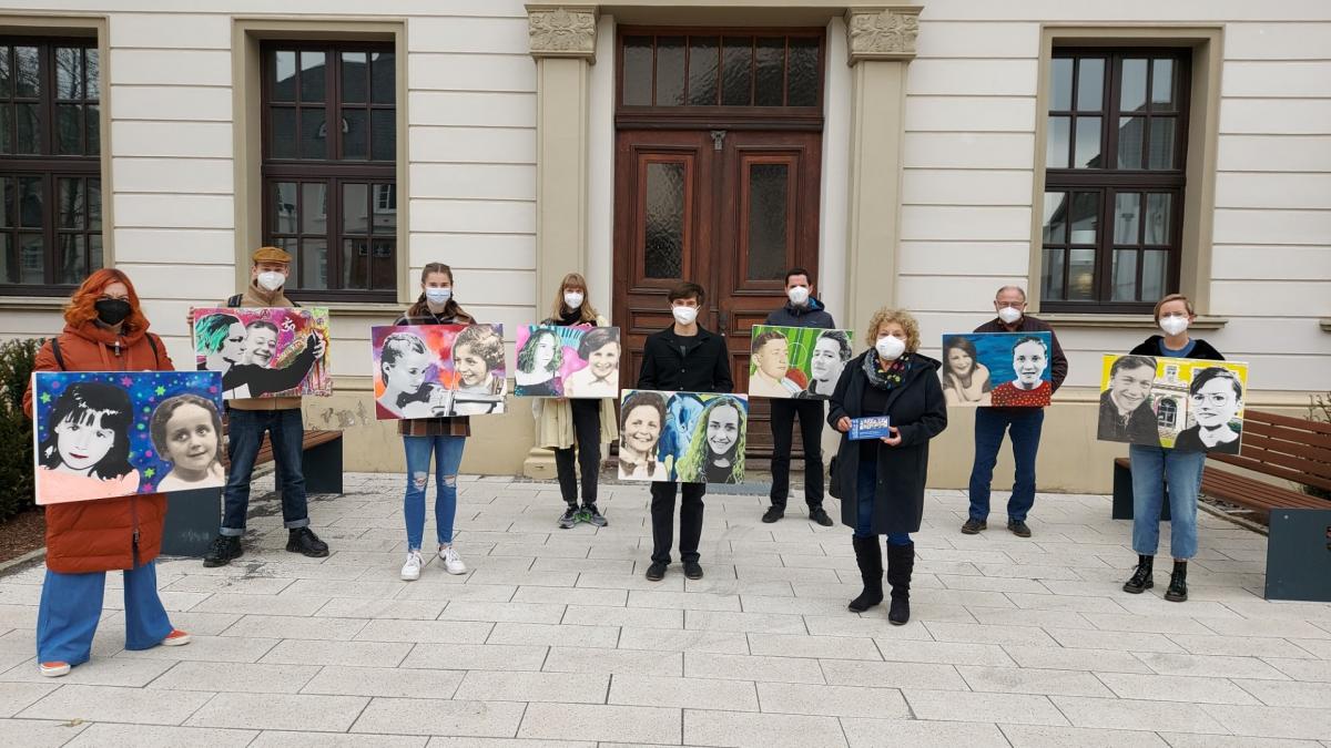 Bei der Übergabe der Kunstwerke (von links): Anna Orsini, Max Lubowietzki, Lea Wiethoff, Viktoria Korte, Jan Backhaus, Christian Pospischil, Marlies Backhaus, Hartmut Hosenfeld und Pauline Hillesheim. von Hansestadt Attendorn