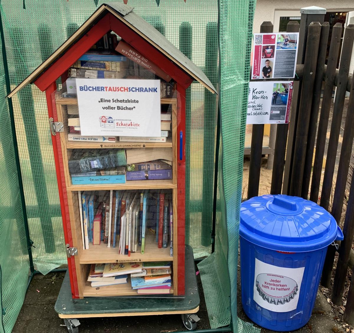 Der Büchertauschschrank und die Kronkorken-Sammal-Tonne. von privat