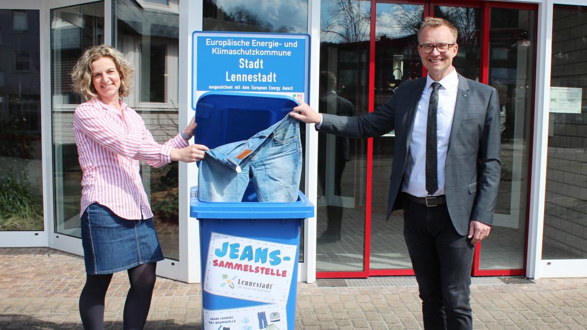 Sabrina Niklas und Bürgermeister Tobias Puspas hoffen, dass die Jeans-Tonne in Lennestadt zukünftig rege genutzt wird. von privat