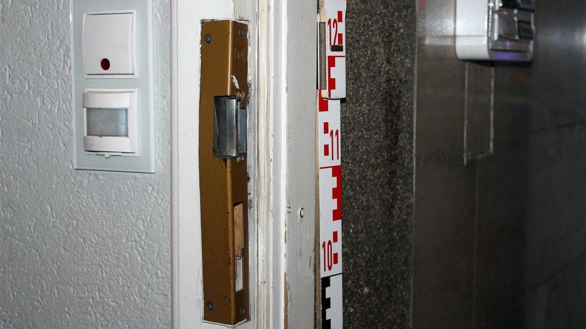 Unbekannte versuchten in ein Mehrfamilienhaus in Olpe einzubrechen. von Kreispolizeibehörde Olpe
