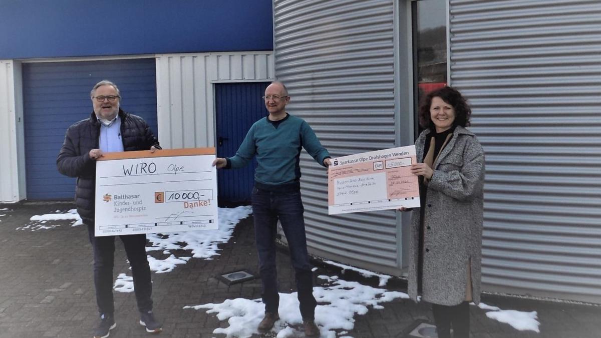 Rüdiger Barth, Leitung Kinder- und Jugendhospiz Balthasar (links), und Marion Weidlich, Leitung Mutter-Kind-Haus Aline freuten sich über das Engagement der Firma WIRO und deren Geschäftsführer Reiner Rohlje. von privat