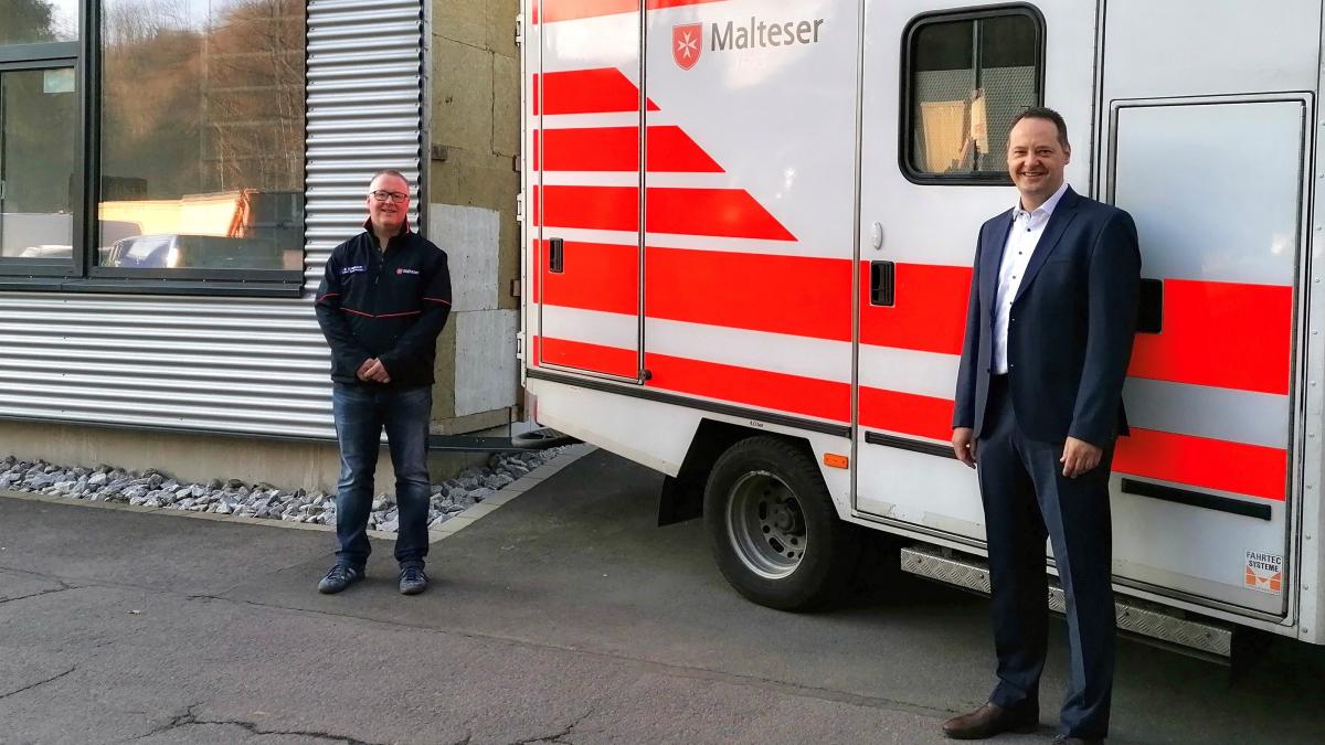 Martin Burghaus, Malteser Stadtbeauftragter in Olpe, und Bürgermeister Peter Weber (rechts) vor dem neuen Standort der Malteser an der Olper Hütte 5 F. von Malteser Olpe