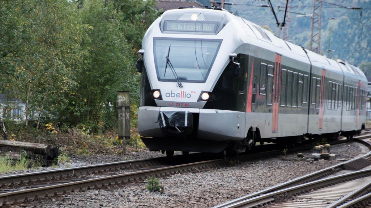 Ein Zug der Regionalexpress-Linie RE 16. von Nils Dinkel