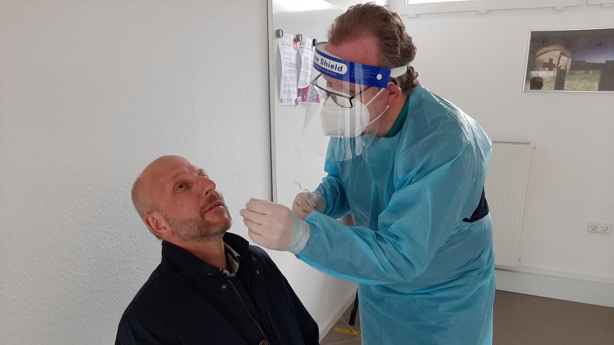 DRK-Vorsitzender Thomas Gosmann machte den 5.000sten Test bei Bürgermeister Ulrich Berghof. von privat