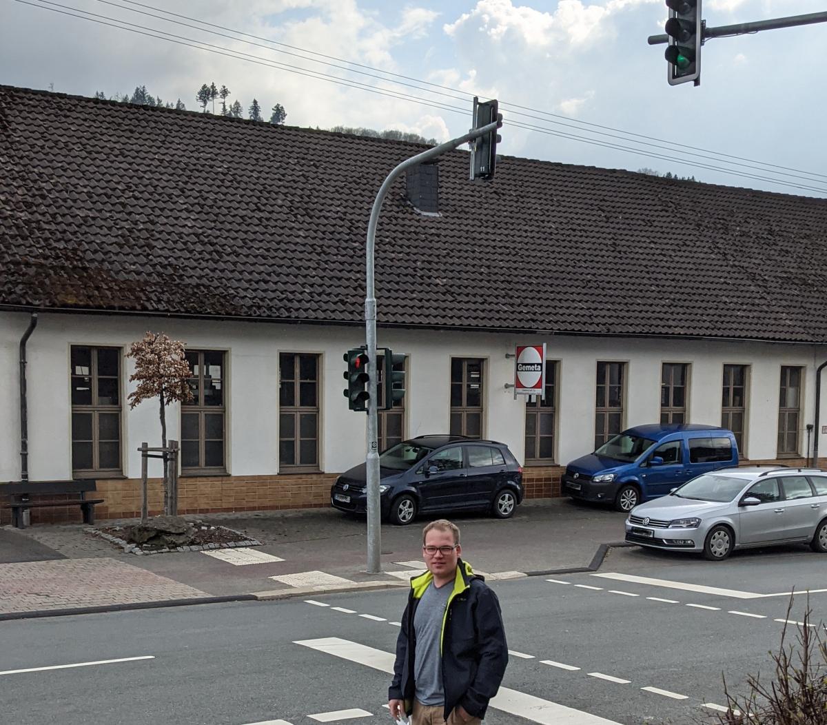 Bei der Begehung mit Ingo Wirth vom Ordnungsamt hatten die Elsper SPD-Ratsvertreter, hier Maximilian Ellinger, unter anderem die Ampelanlage an der Karl-May-Straße im Blick. von privat