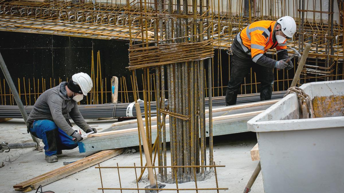 Bauarbeiter können kein Homeoffice machen – und tragen auch ohne Pandemie ein erhöhtes Risiko, im Job zu erkranken oder zu verunglücken. von IG BAU