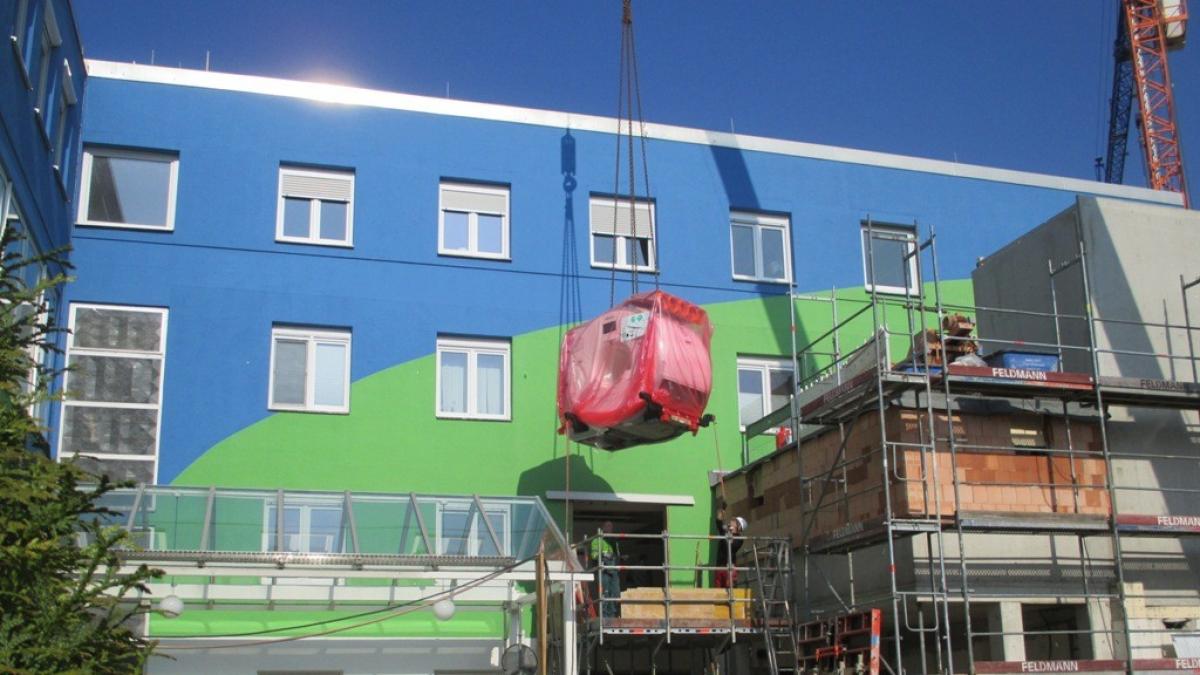 Mit einem Kran wird die neue Technik in das Krankenhaus geboben. von KHS