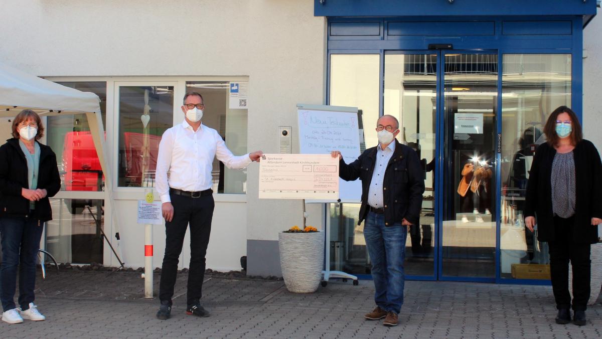 1.000 Euro für das Hospiz: (v.l.) Monika Kramer (Hospizleitung), Steffen Baumhoff (Vorsitzender Stadtmarketing), Martin Schäfer (Geschäftsführer Hospiz) und Simone Tesche-Klenz (Sachgebietsleiterin Stadtmarketing). von privat