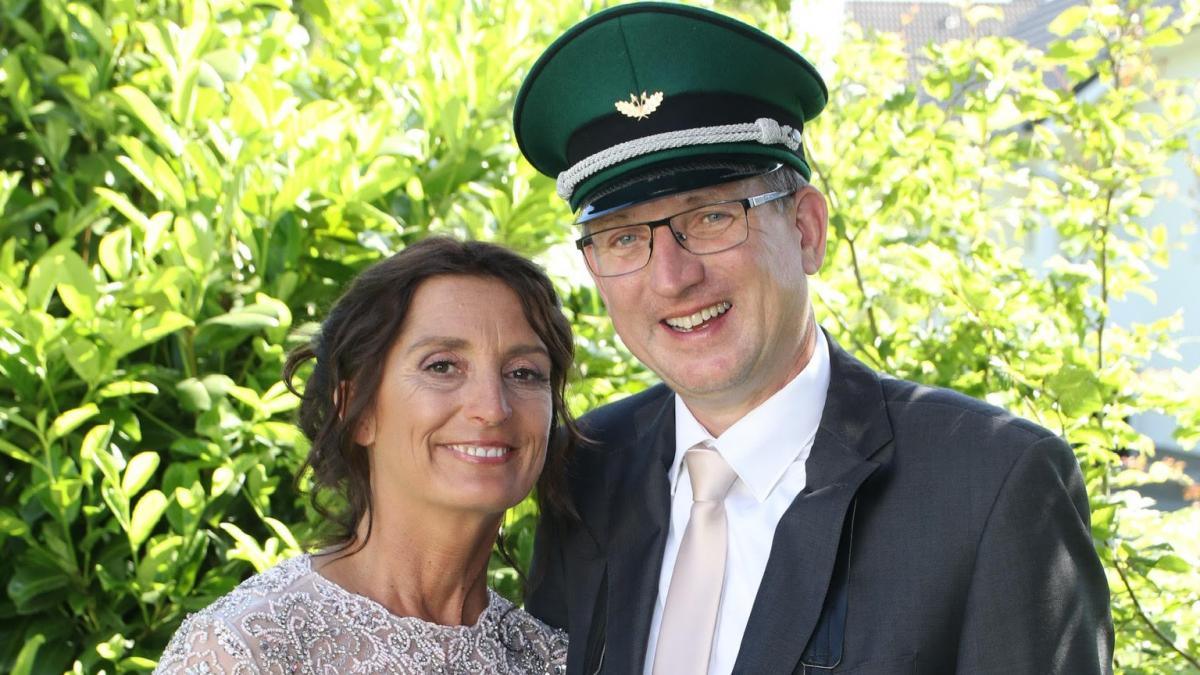 Das Thieringhauser Königspaar Georg Scheiwe und Monika Vogt bleibt ein weiteres Jahr im Amt. von privat