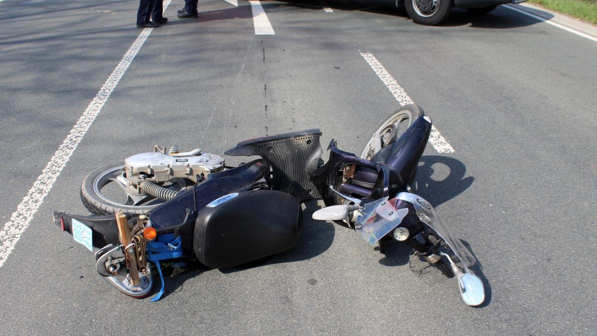 Der Motorroller, mit dem der 81-Jährige verunglückte. von Polizei Olpe