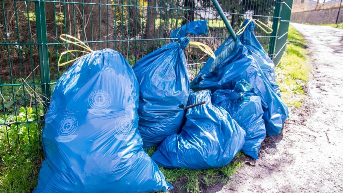 Viele freiwillige Helfer waren am Tag der Sauberkeit in Oberelspe unterwegs und sammelten Müll ein. von Nils Dinkel