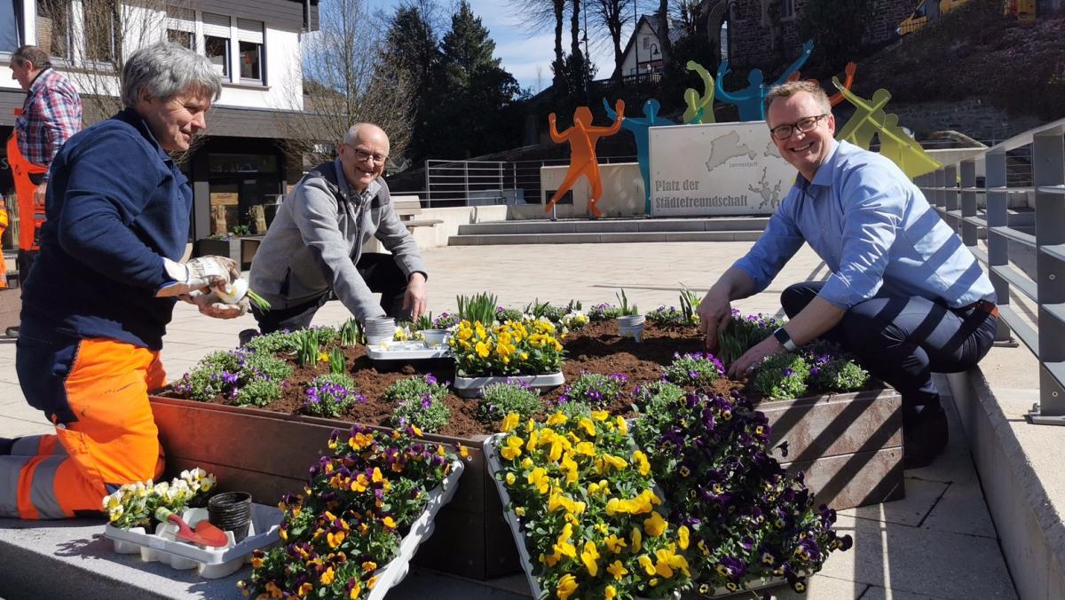 Lennestadt blüht: Die Blumen sind schon gepflanzt dank der tatkräftigen Unterstützung von Bürgermeister Tobias Puspas (r.) und Tourismus-Chef Clemens Lüdtke (Mitte). Sämtliche Sonder-Aktionen können jedoch leider nicht stattfinden. von privat