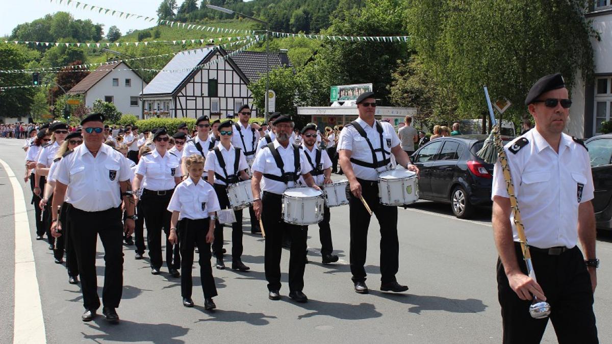 Bei einigen Schützenfesten, so auch in Oberelspe, ziehen die Musiker mit klingendem Spiel durch die Straßen. von privat