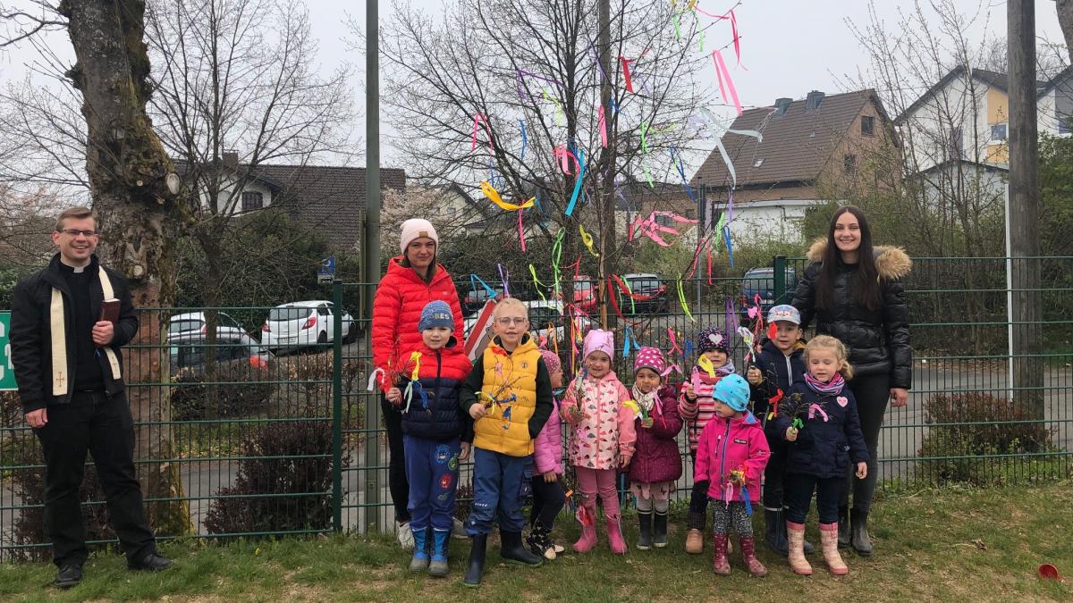 Die Kinder des Familienzentrums Arche Noah in Hünsborn bastelten Maibäume „to go“. von privat