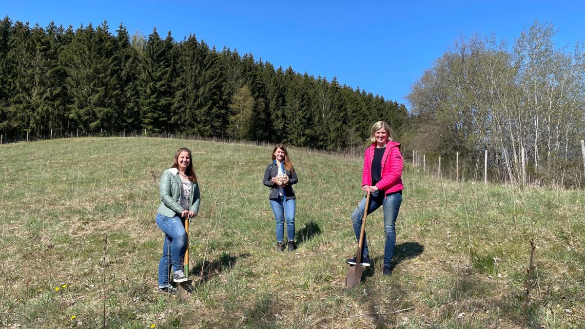 Dr. Svendja Vormstein (USB Stadt Lennestadt), Bettina Brinker (Bäckerei Brinker) und Miriam Foidl 
(Bereich Liegenschaften Stadt Lennestadt) von privat