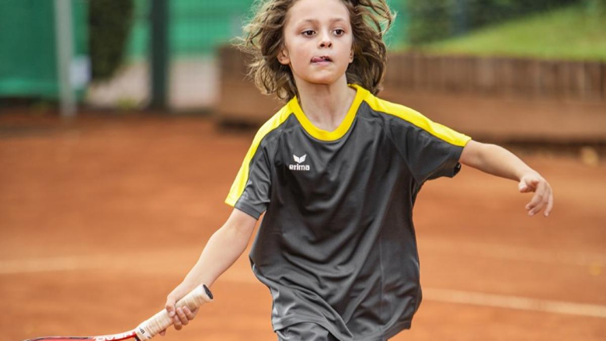 Die tennisbegeisterten Kinder werden das Jugendtraining im Mai wieder aufnehmen. von DTB