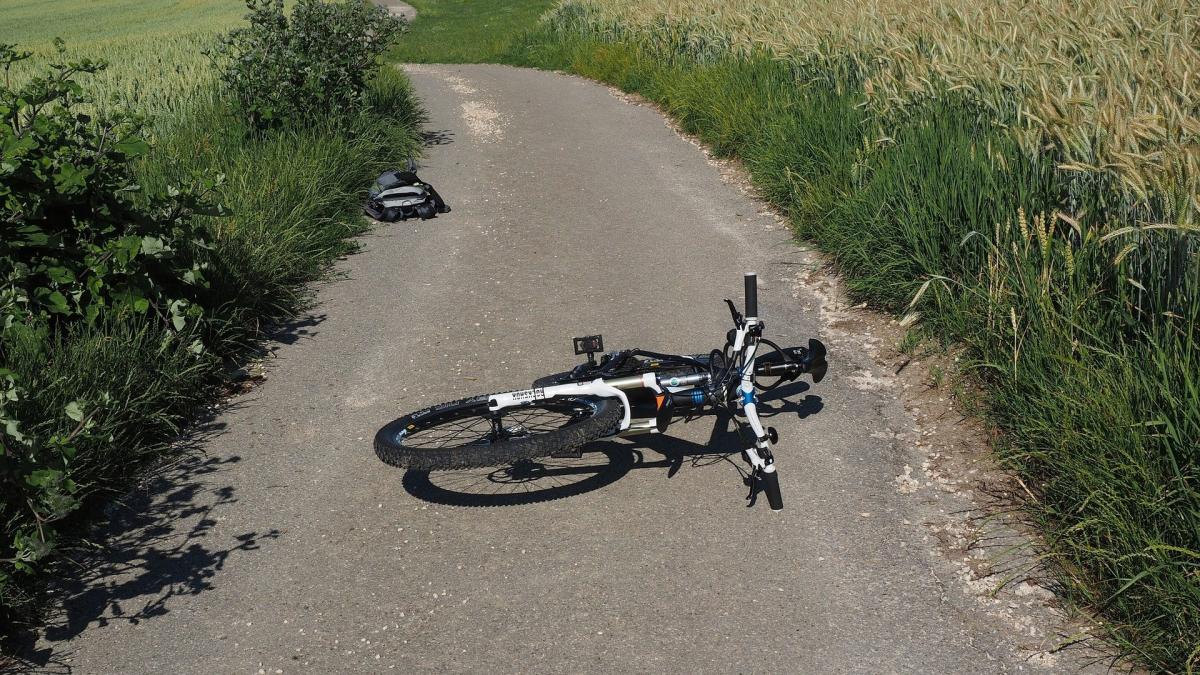 Bei einem Unfall wurde ein elf Jahre alter Fahrradfahrer aus Olpe verletzt. von Symbolfoto