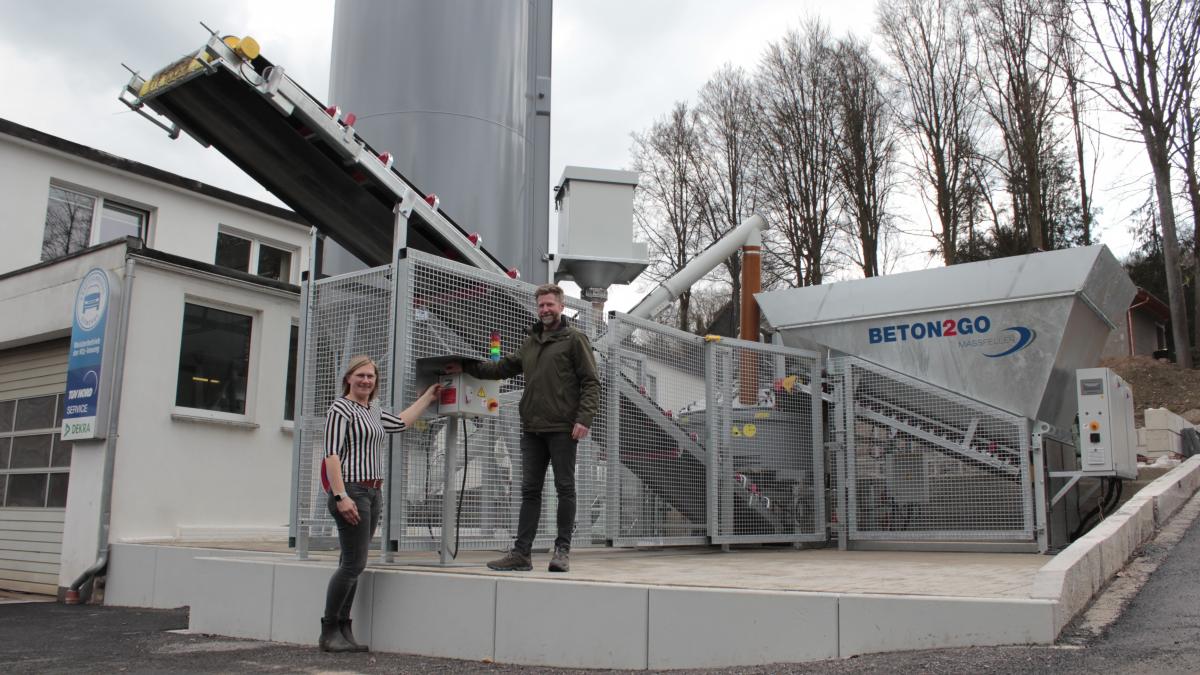 Olaf und Melanie Koch an der neuen Beton2go-Maschine der Firma Koch in Wenden. von Wolfgang Schneider
