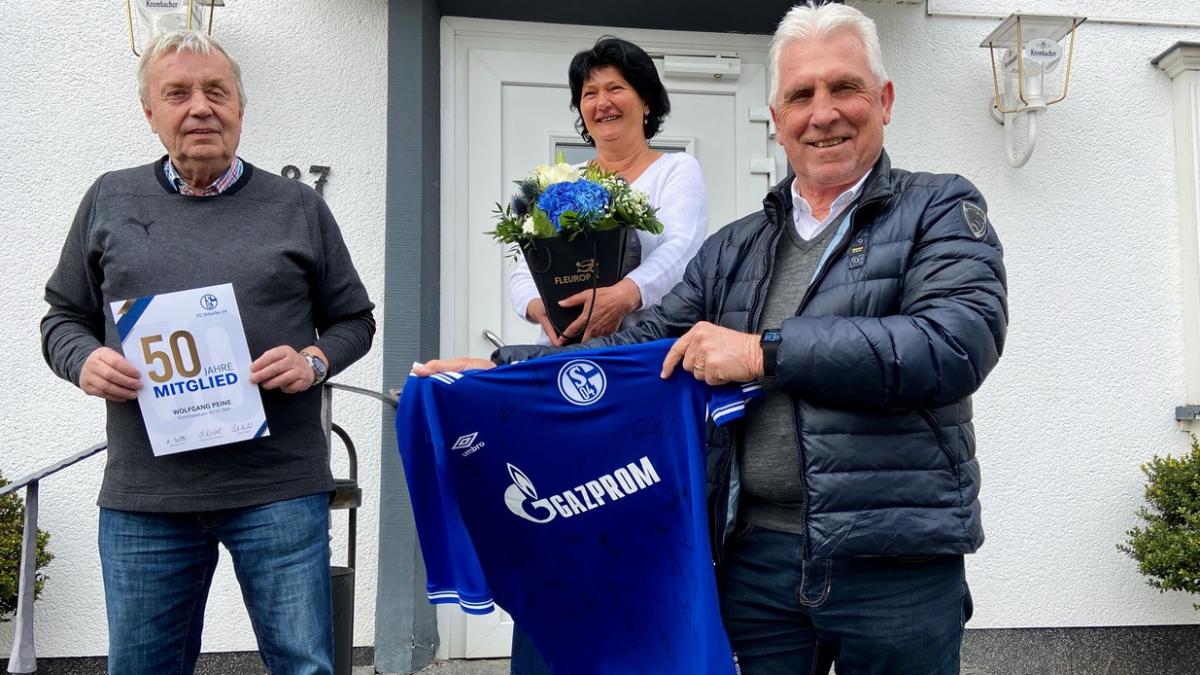 Klaus Fischer (rechts) ehrt Wolfgang Peine vom SSV Elspe für seine 50-jährige Treue zum FC Schalke 04. Ebenfalls auf dem Foto: Helga Michallik vom Vereinslokal Haus Hester. von privat