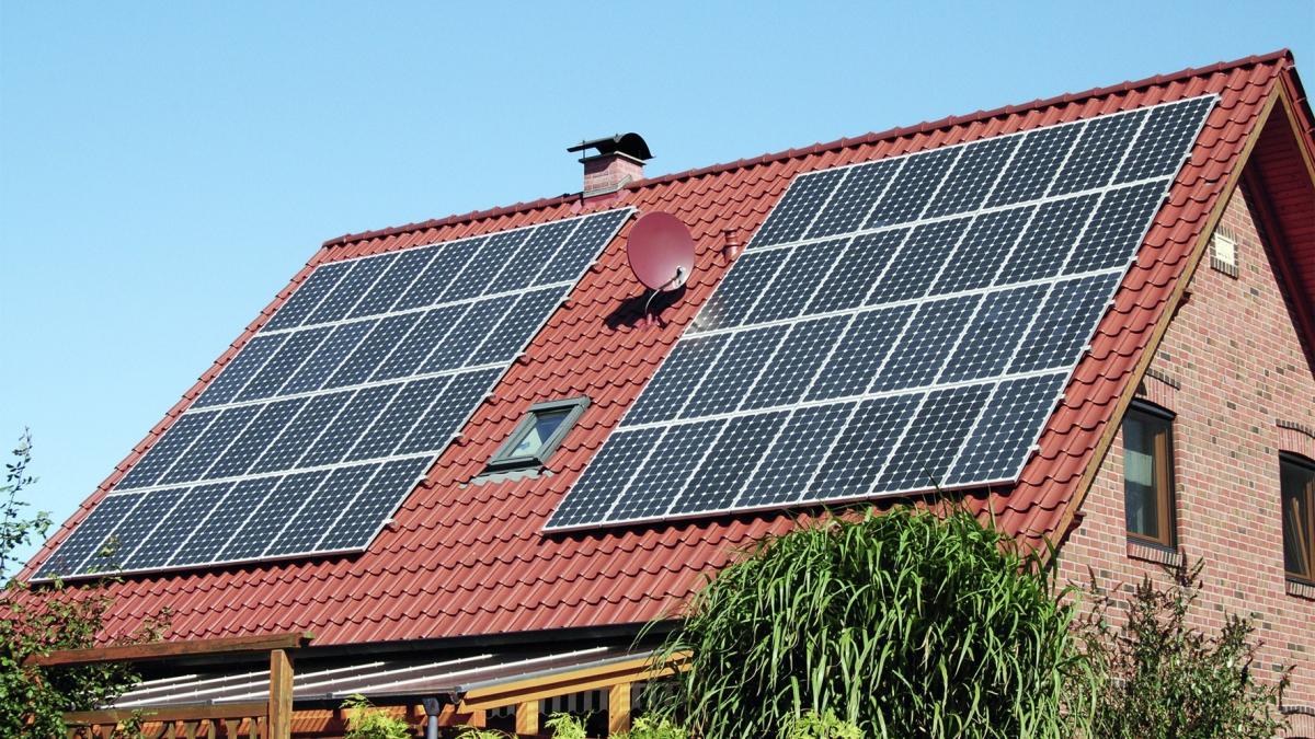 Photovoltaikanlagen sind schon auf zahlreichen heimischen Dächern zu finden. von Bigge Energie
