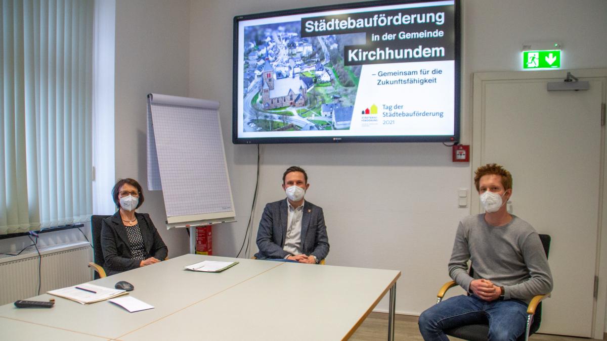 Stellten das Video zur Städtebauförderung in Kirchhundem vor (von links): Susanne Kues-Gertz, Bürgermeister Björn Jarosz und Videoproduzent Marvin Gebauer. von Christine Schmidt
