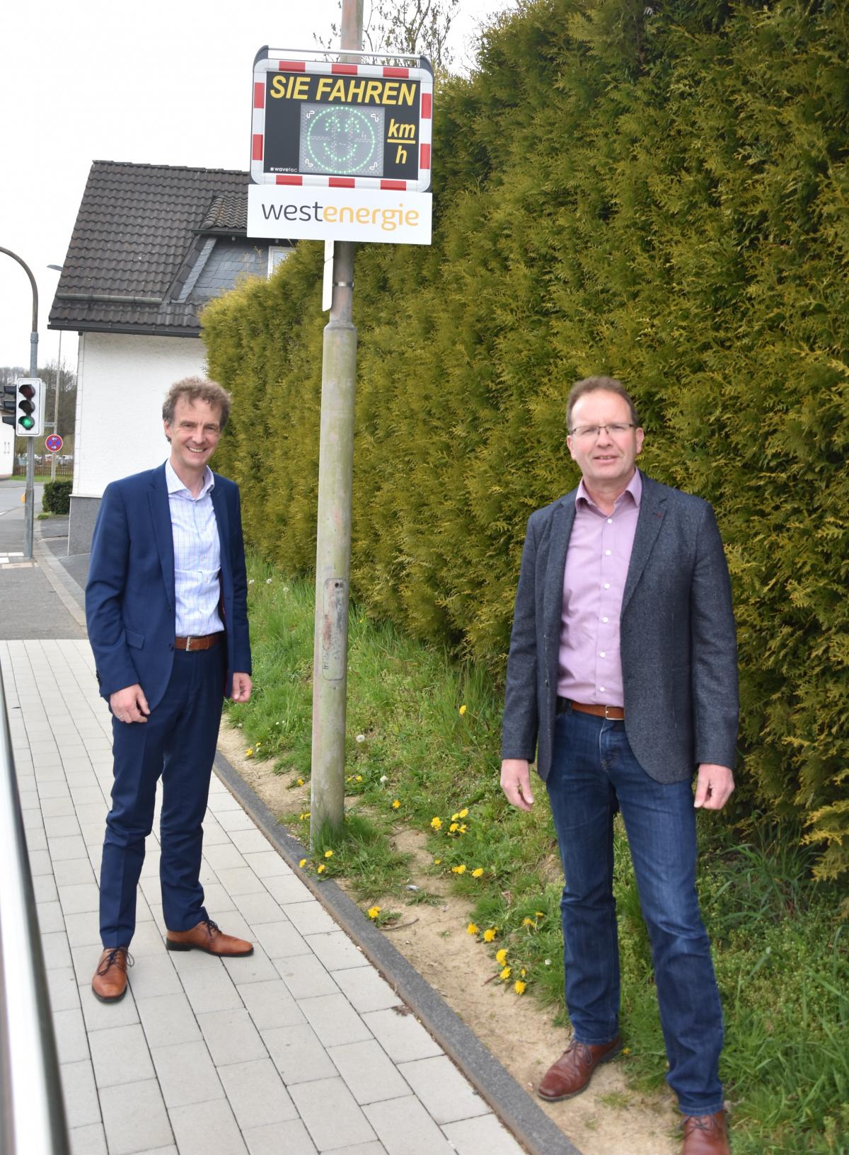 Bürgermeister Bernd Clemens (links) und Achim Loos von Westenergie. von Gemeinde Wenden