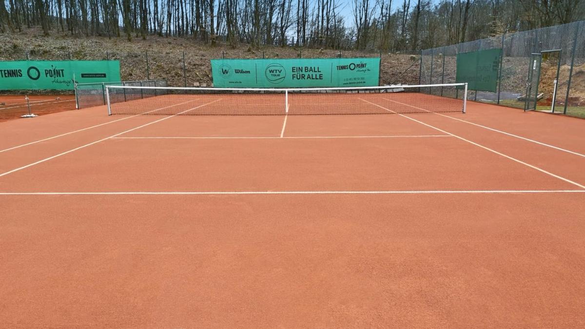 Der Olper Tennisclub hat 80.000 Euro in den Erhalt seiner Anlage gesteckt. von privat