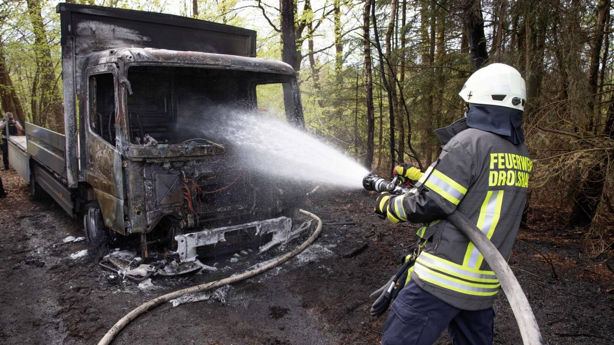 Das Führerhaus des gestohlenen Lastkraftwagens brannte völlig aus. von Kai Osthoff