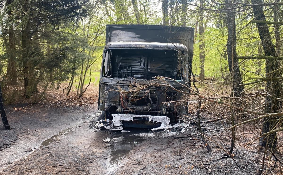 Der ausgebrannte Lkw im Wald. von Polizei Olpe