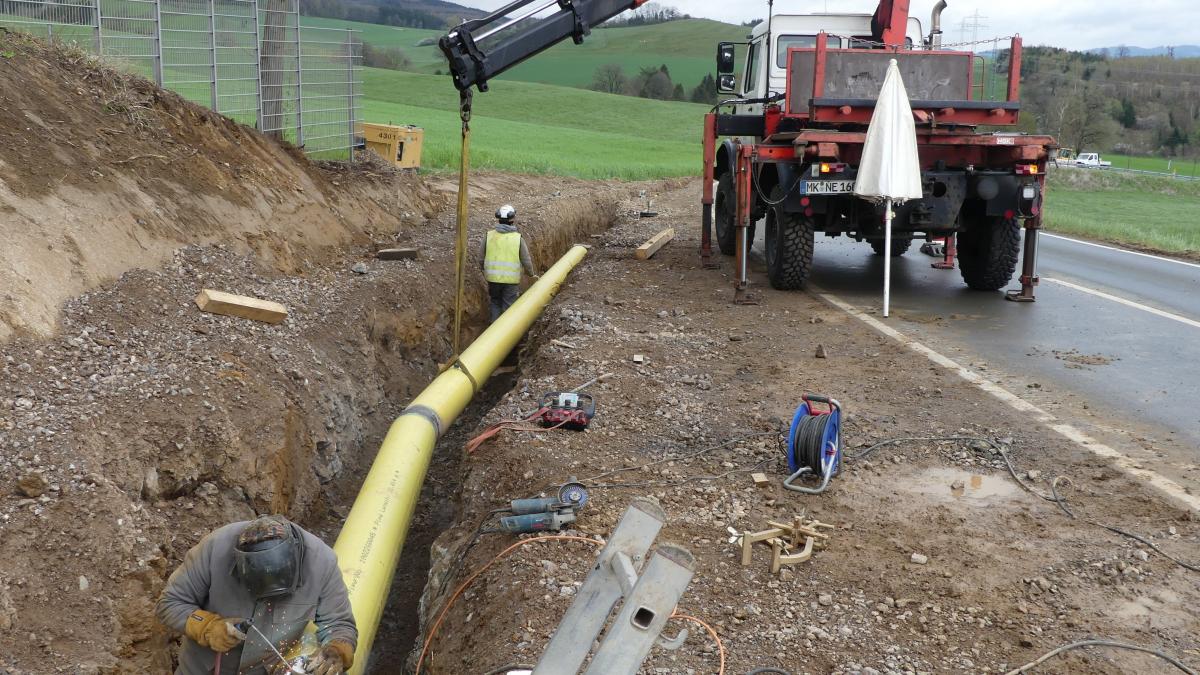 In Ennest wird das letzte Teilstück der Erdgas-Hochdruckleitung auf einer Länge von 450 Metern in Richtung Finnentrop erneuert. Der Verkehr wird noch bis Ende Juli halbseitig an der Gasbaustelle vorbeigeführt. von privat