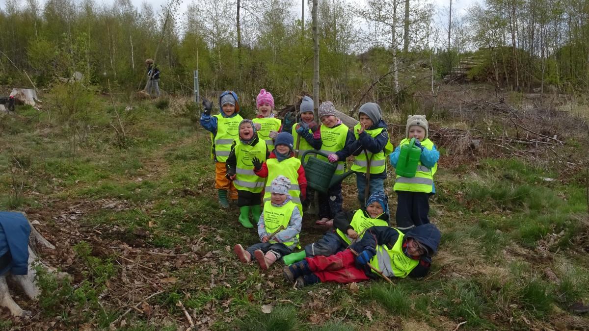 Die Kinder des Kindergartens Ottfinger Dorfnest leisteten ganze Arbeit beim Bepflanzen der Bäume. von privat