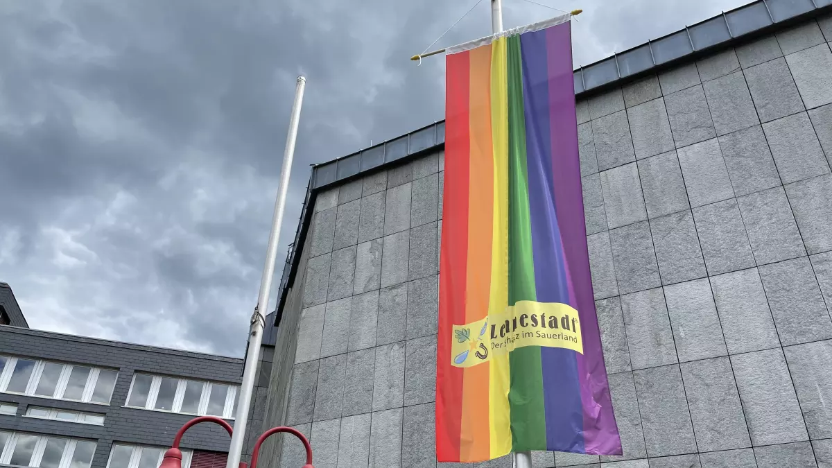 Auch die Stadt Lennestadt hisst die Regenbogenflagge. von Stadt Lennestadt