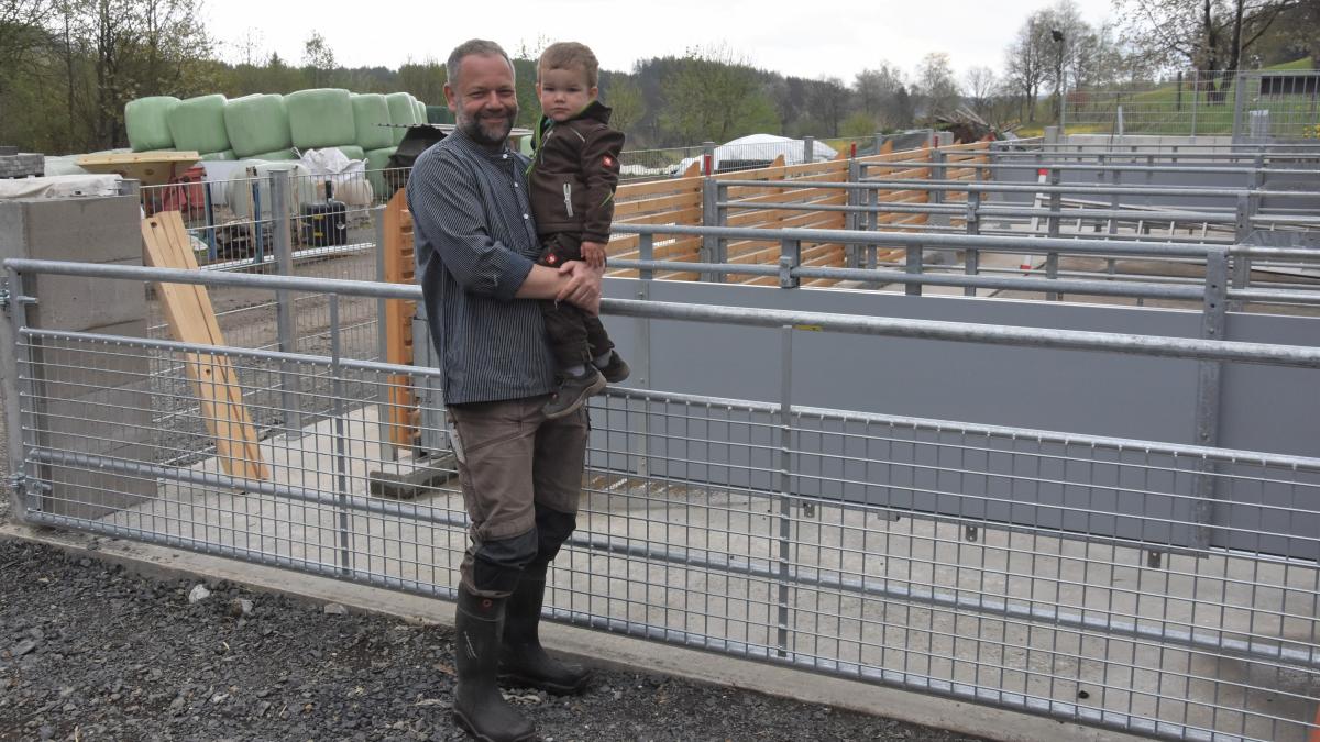 Bernd Eichert und sein Sohn Leonhard zeigen, wo demnächst die ersten zehn Schweine einziehen. von Nicole Voss