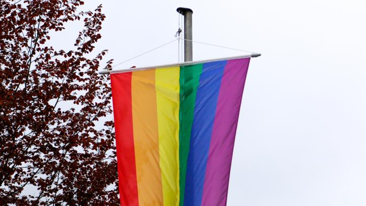 In Kirchhundem wurde am Rathaus zum ersten Mal die Regenbogenflagge als Zeichen für Toleranz...