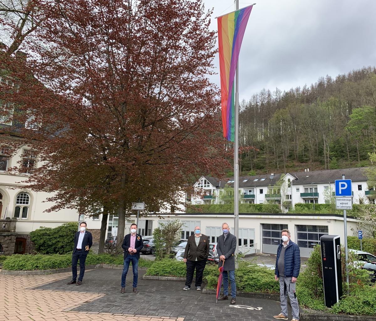 Hissten am Rathaus zum ersten Mal die Regenbogelflagge (von links): Michael Hartmann (CDU), Bürgermeister Björn Jarosz, Peter Meyer (CDU), Christoph Henrichs (UK), Peter Nelles (SPD). von Christine Schmidt