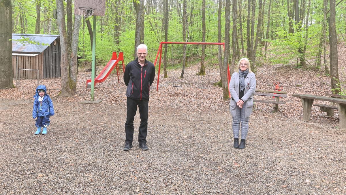 Ulla Rau und Martin Jost freuen sich, wenn die SGV-Hütte wieder geöffnet werden darf und die Aktivitäten fortgesetzt werden. Der Spielplatz wird auch während der Schließung genutzt. von Nicole Voss