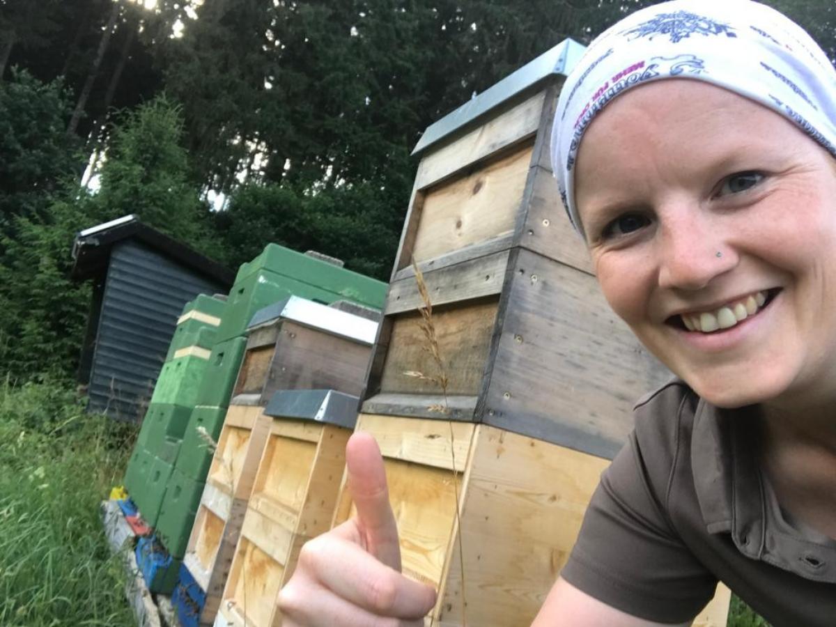 Petra Hennemann liebt es, bei ihren Bienen zu sein und eigenen Honig herzustellen. von privat