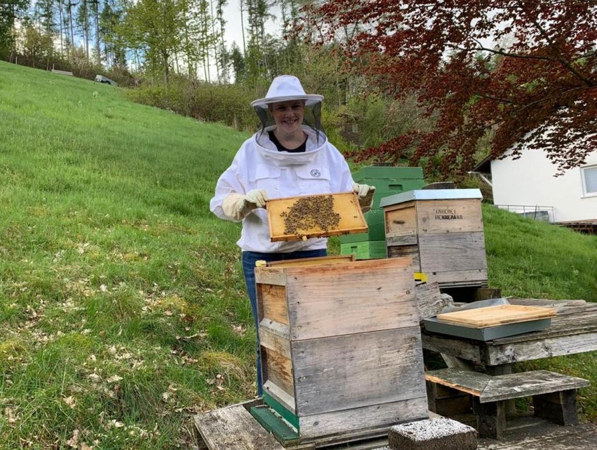 Petra Hennemann besucht ihre Bienen in Kirchhundem. von privat