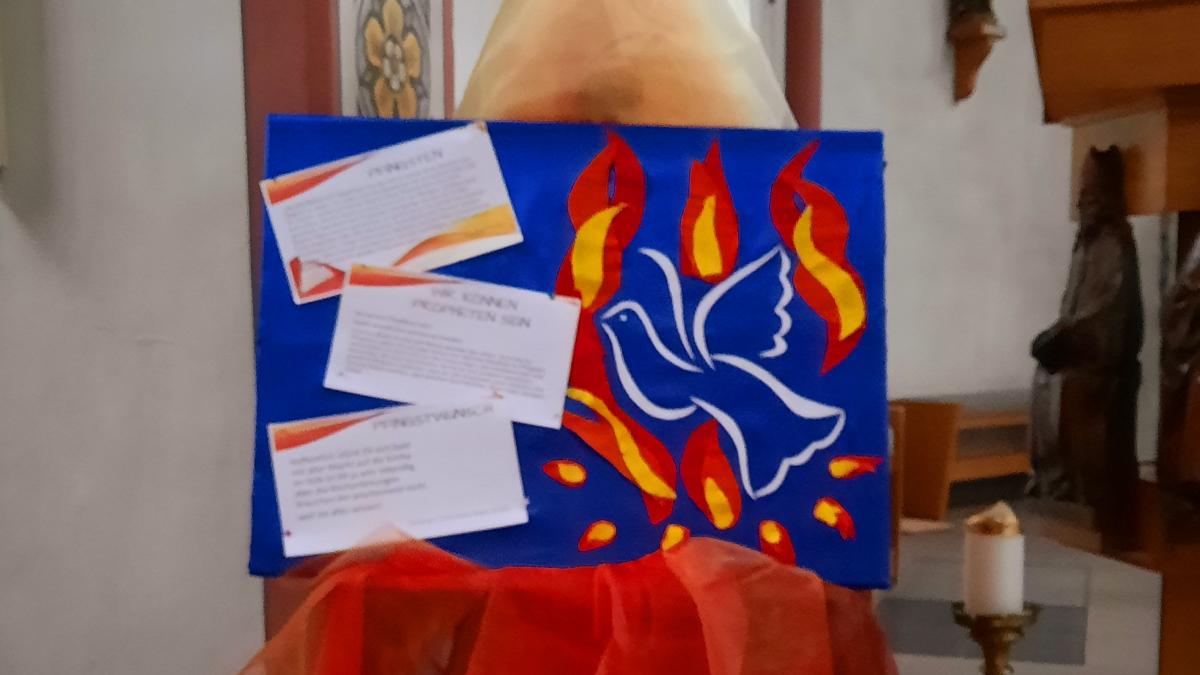 Mit einer farbintensiven Darstellung einer Taube, die von Feuerzungen umgeben ist werden kurze Texte und Impulse verbunden. von privat