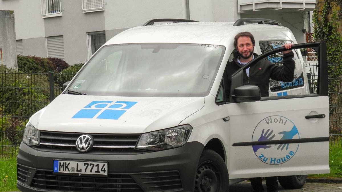 „Wohl zu Hause“-Koordinator Bernd Herweg mit dem Wagen des diakonischen Fahrdienstes. von Foto: Guido Raith