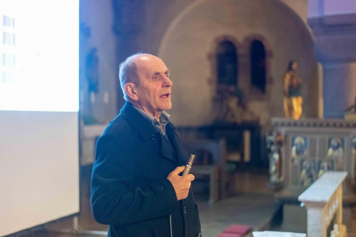 Alfons Heimes vom Kirchenvorstand bei der Vorstellung des 900.000 Euro teuren Projekts im Jahr 2020. von Nils Dinkel