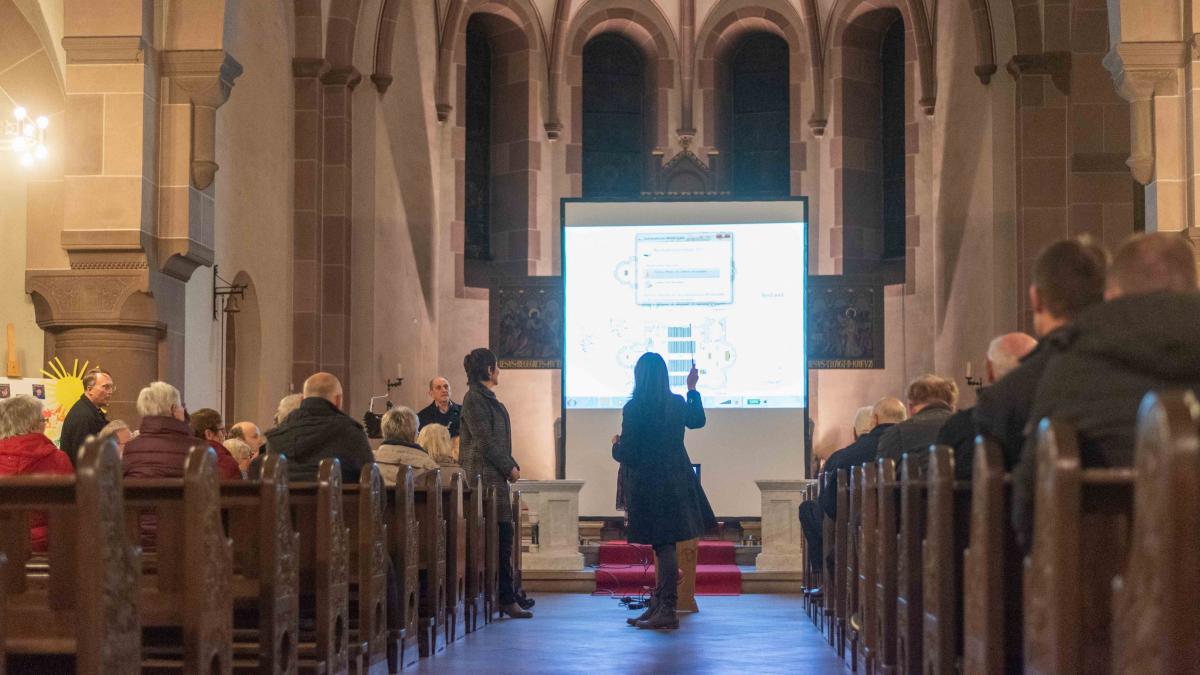 Archivfoto: Projektvorstellung im Jahr 2020. Die denkmalgeschützte Saalhauser Pfarrkirche soll saniert werden. von Nils Dinkel